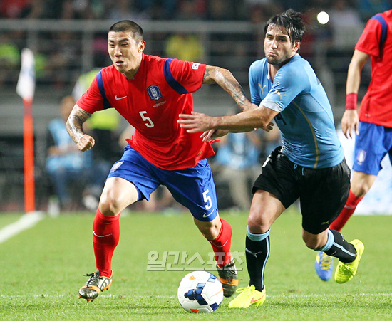 ８日に行われたサッカー親善試合で韓国代表はウルグアイに０－１で敗れた。