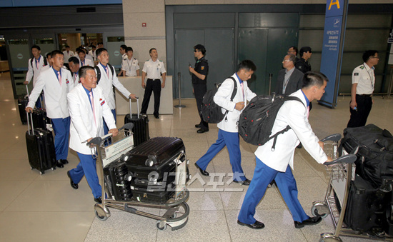 １１日午後、仁川アジア競技大会に参加する北朝鮮選手団が高麗航空便で仁川国際空港を通じて入国している。