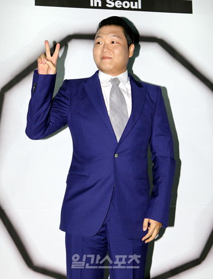 写真５＝１１日午後、ソウル江南区論ヒョン洞クラブ「オクタゴン」で開催されたＮＡＴＵＲＡＬ９の新ブランド「ＮＯＮＡ９ＯＮ」のお披露目パーティーに登場した歌手のＰＳＹ。