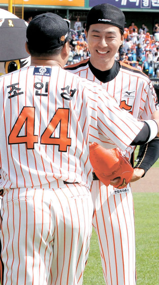 俳優チョ・インソンが１４日、韓国プロ野球のハンファ・イーグルス対ＫＩＡタイガース戦に先立ち、力強く始球式を行った。（写真＝ハンファ・イーグルス）