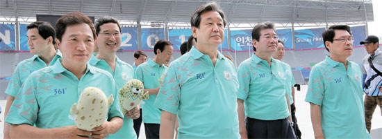 セヌリ党の金武星代表（中央）と党指導部ら議員が１５日に仁川アジア大会公式後援を務める中国のスポーツブランド「３６１°」のロゴが刻まれたＴシャツを着てスタジアムを視察している。