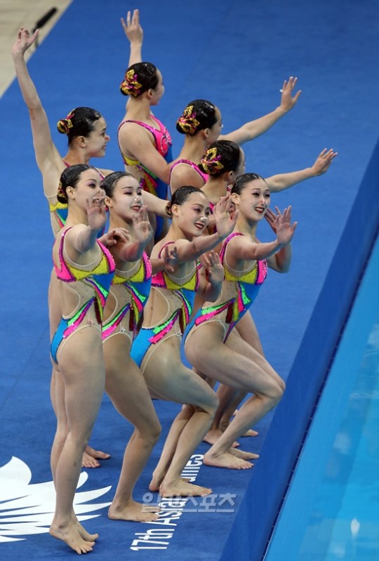 ２２日、仁川アジア競技大会のシンクロナイズドスイミング団体戦で銅メダルを獲得した北朝鮮の群舞。