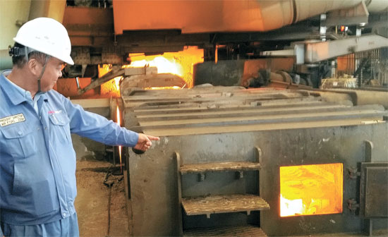 ポスコは東南アジア市場を狙ってインドネシア国営鉄鋼会社のクラカタウスチールとの合弁でジャワ島西端の都市イバラコンに東南アジアで最初の一貫製鉄所を建てた。クラカタウ・ポスコ法人のミン・キョンジュン代表が今年初めから稼働を始めた高炉を説明している。（写真＝ポスコ）