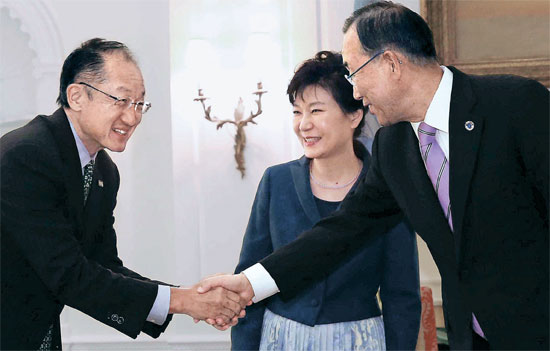 朴槿恵（パク・クネ）大統領が２３日、米国ニューヨーク国連事務総長官邸を訪問して潘基文（バン・ギムン）総長（右側）とジム・ヨン・キム世界銀行総裁と挨拶を交わしている。