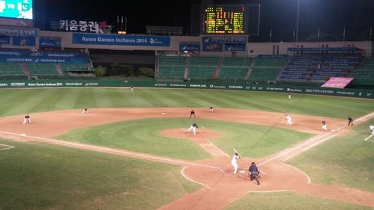 日本がＡ組１位で組別予選を通過した。写真は２０１４仁川（インチョン）アジア競技大会野球Ａ組初試合の日本対パキスタン線の様子。
