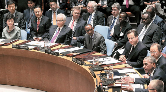 朴大統領（左）が２４日（現地時間）、米ニューヨーク国連本部で開かれた国連安全保障理事会の首脳級会合に出席し、オバマ米大統領の発言を聞いている。
