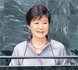 朴大統領が２４日、ニューヨーク国連本部で開かれた国連総会で演説している。