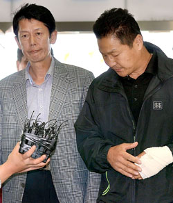 セウォル号家族対策委のキム・ビョングォン前委員長（右側）とキム・ヒョンギ前首席副委員長が２５日、目撃者らとの対面尋問を受けるためにソウルの永登浦（ヨンドゥンポ）警察署に出頭した。