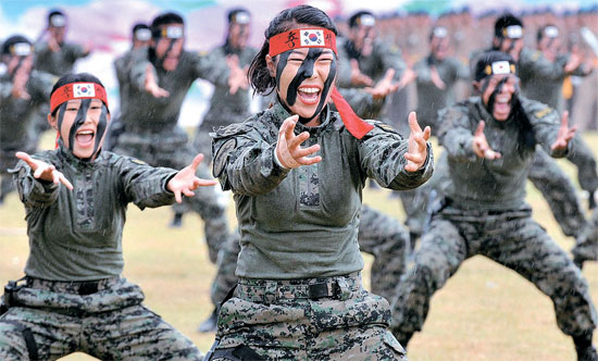 韓国女性軍特殊戦司令部、特攻武術を披露 | Joongang Ilbo | 中央日報