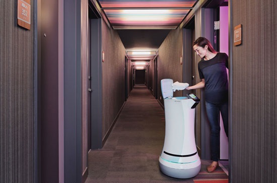 タオル・歯磨きセットを届けるホテルのルームサービスロボット「サビウォン」