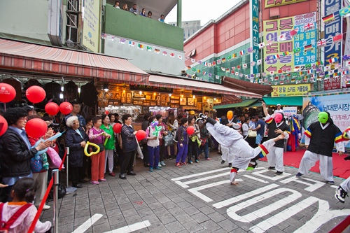 期間中は多くの催し物が開催。市場の通りに設けられた公演ステージでは、韓国の伝統衣装を身にまとったＢｂｏｙたちによるダンスが披露されていました！アクロバティックなパフォーマンスに、歓声が飛び交います。
