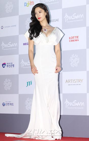 ２日、釜山広域市海雲台区の映画の殿堂野外劇場で開かれた第１９回釜山国際映画祭のレッドカーペットイベントに登場した女優のクララ。