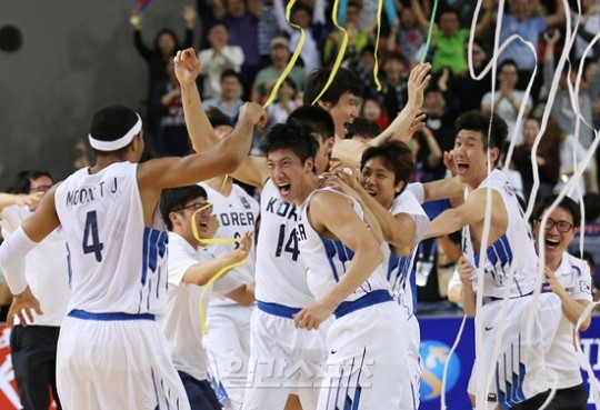 優勝が決まった後、韓国選手が喜んでいる。