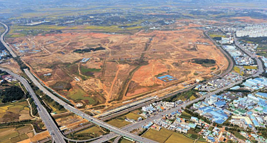 サムスンが１５兆６０００億ウォンをかけてＤＲＡＭなど半導体ラインを建設する計画の京畿道平沢市古徳国際化産業団地予定地．