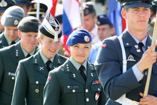 開幕式に出席したノルウェーの軍人が入場している。