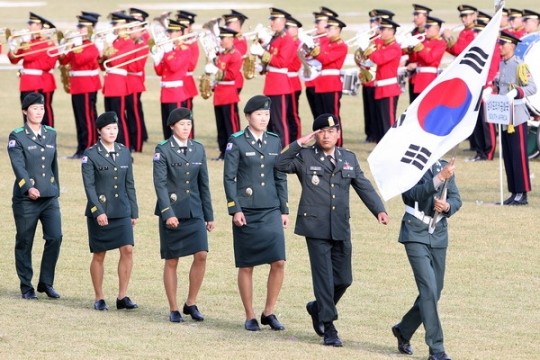 開幕式に出席した韓国の軍人が入場している。