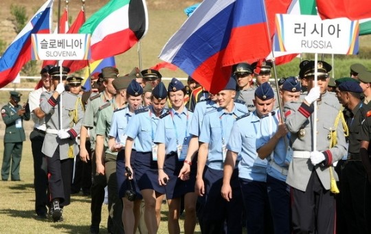 開幕式に出席したロシアの軍人が入場している。