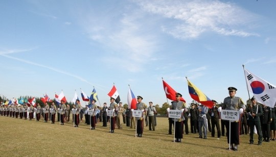 開幕式に集まった各国の軍人。