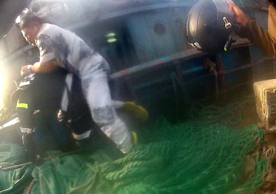 １０日に中国漁船で白い服を着た船員が違法操業取り締まりを行う海洋警察隊員を暴行している。この中国人は海洋警察の拳銃に打たれ死亡した宋厚模船長と推定される。彼は海洋警察が拿捕した漁船を奪い返しに来た別の漁船の船長だ。右側には別の中国船員が奪った海洋警察のヘルメットを持って威嚇している。（写真＝西海海洋警察庁）