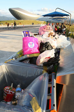１３日午後、大邱市（テグシ）の「Ｔｈｅ　ＡＲＣ」広場に正しく分別されていないゴミが放置されている。ゴミの投棄が増えると達城郡（タルソングン）が取り締まりに乗り出すことにした。