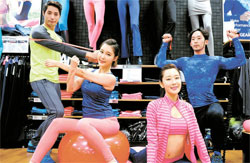 １５日にソウルのイーマート聖水店でモデルが「デイズスポーツ」を披露している。（写真＝イーマート）