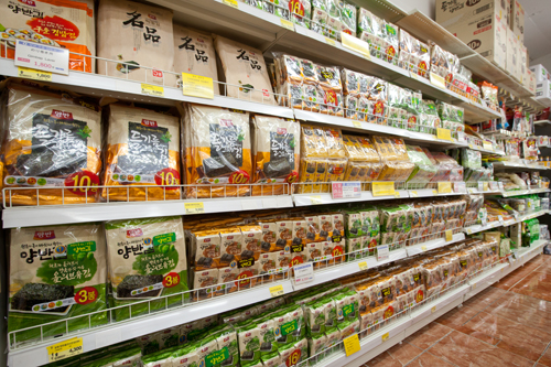韓国土産で海苔とキムチは定番ながら大人気の商品。最近、イメージを一新しながらも美味しく進化した海苔とキムチが発売され、話題を集めています。