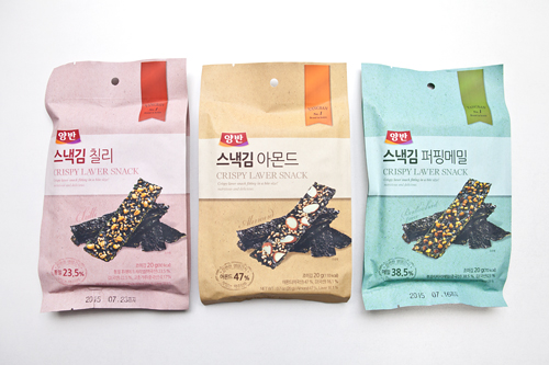 ごま油と塩がかかり、ご飯のお供に大人気の韓国海苔は、お菓子となって登場！「両班(ヤンバン)海苔」で有名なメーカー「東遠F＆B」から新発売の「スナック海苔」（各２８００ウォン）です。海苔２枚の間にナッツ類とソースを挟んでいます。