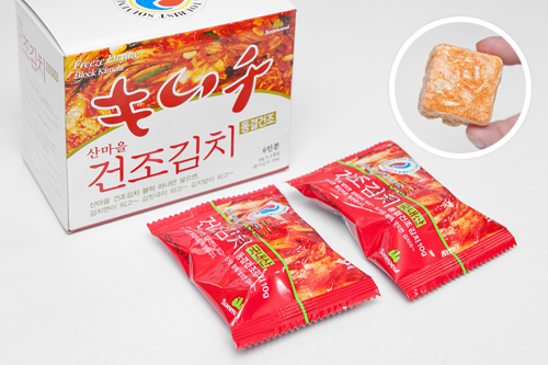 韓国人のソウルフード・キムチは、匂いのため持ち帰りを敬遠する人も多いはず。そんなときは、水をかけるだけで簡単に楽しめる手軽さがウリの乾燥キムチ（１箱４０００ウォン／６個入り）がおすすめ！