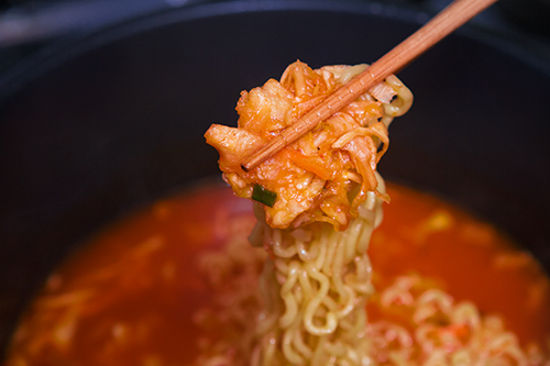 ラーメンを煮込む際に、ポンと一つ入れるだけでシャキシャキした食感がおいしいキムチが楽しめます。他にもご飯にのせてお湯をかければ韓国風のお茶漬けに。変り種の海苔とキムチ、韓国旅行の新しいお土産候補にいかがでしょうか？