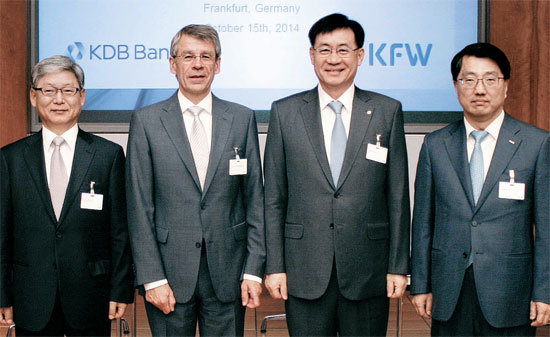 産業銀行は１５日、独フランクフルトでドイツ復興金融公庫（ＫｆＷ）と共同ワークショップを開き、協力案について議論した。（写真＝産業銀行）