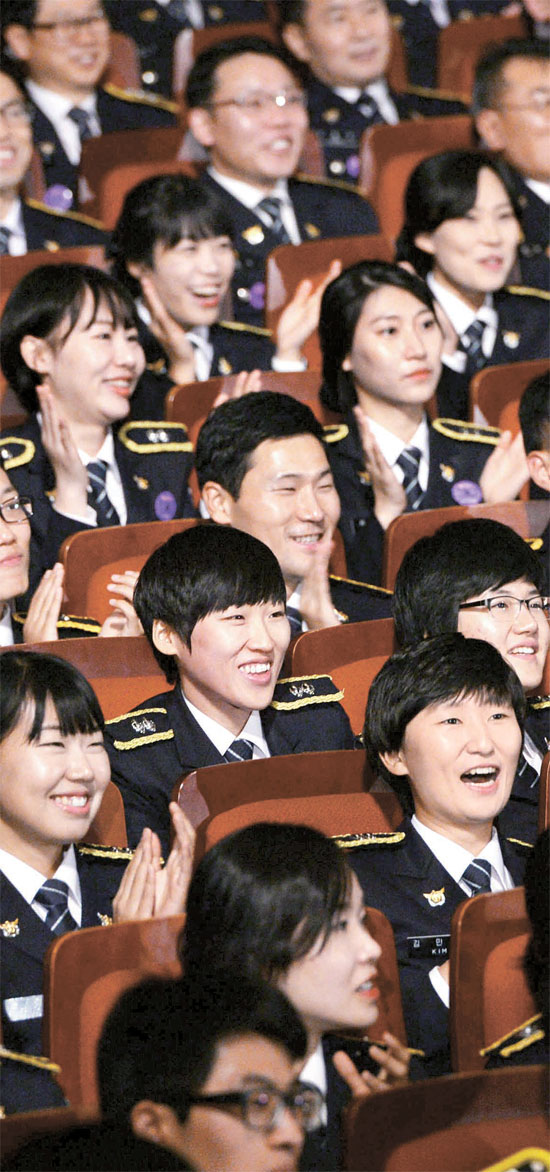 ６９周年「警察の日」記念式が２１日、ソウル世宗文化会館で開かれた。式典行事で開かれた歌手ＩＵ（アイユー）の公演を見て警察官が笑顔を見せている。（写真＝青瓦台写真記者団）