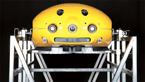 サムスン重工業が開発した船体清掃ロボット。船の底についたものを除去する。（写真＝サムスン重工業）