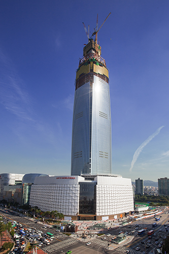 モール後方に建設中の地上１２３階、５５５ｍの「ロッテタワー」は韓国で最も高い建物で２０１６年に完成予定。現在は８６階まで上れます。スケールが違う「ロッテワールドモール」。韓国初に止まらずアジア初や世界初のものまで驚きが詰まった新スポットに出かけてみてください。
