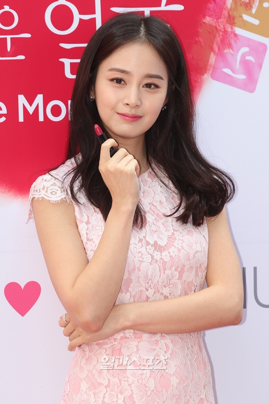 ２６日、ソウル新沙洞カロスキルで行われた化粧品ブランドＯ ＨＵＩの「２０１４美しい顔キャンペーン」イベントに登場した女優のキム・テヒ。