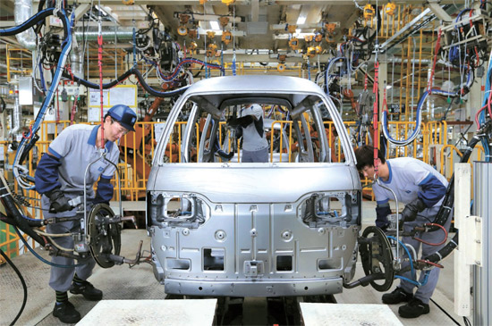 「ダマス」「ラボ」は韓国ＧＭが取り組んできた共生の象徴だ。韓国ＧＭは慶尚南道昌原工場で「ダマス」「ラボ」の生産を再開し、２００億ウォン（約２０億円）を投資した。写真は昌原韓国ＧＭ軽商用車車体専用工場の作業現場。（写真＝韓国ＧＭ）
