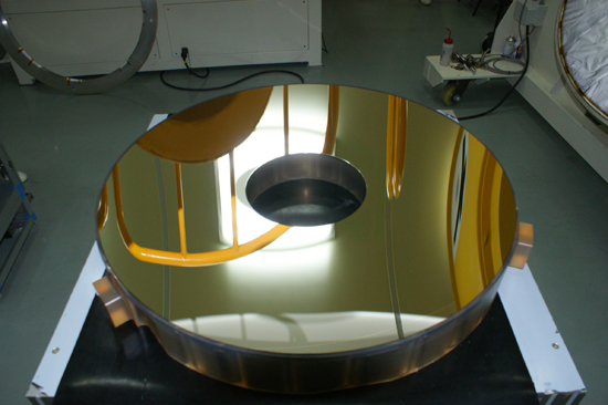 ＫＲＩＳＳが開発した直径１メートルの宇宙用反射鏡。