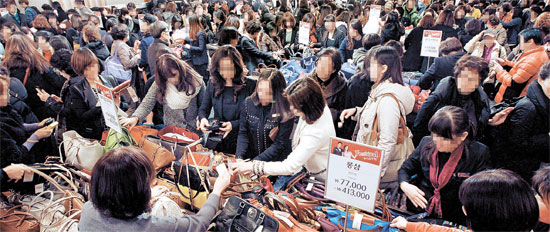 昨年１２月にロッテ百貨店の「韓国版ブラックフライデー」のイベント場所を訪れた顧客が商品を選んでいる。一日の売り上げが１３億ウォンに達した。（写真＝中央フォト）