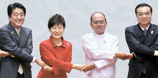 朴大統領が１３日、ミャンマー国際会議センターで開かれた第１７回ＡＳＥＡＮプラス３会議の前、各国首脳と笑顔で記念撮影している。朴大統領はこの会議を共同主宰し、韓日中３カ国首脳会談を提案した。左から安倍首相、朴大統領、テインセイン・ミャンマー大統領、李克強中国首相。