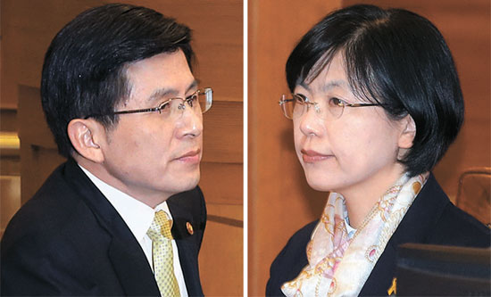 黄教安（ファン・ギョアン）法務部長官（左）と李正姫（イ・ジョンヒ）統合進歩党代表が２５日、ソウル鍾路区の憲法裁判所で行われた政党解散審判事件の最終弁論に出席し、舌戦を繰り広げた。裁判の前、硬い表情でお互い目も合わせなかった２人は、４時間ほど続いた裁判で終始緊張状態を維持し、笑みを一度も見せなかった。