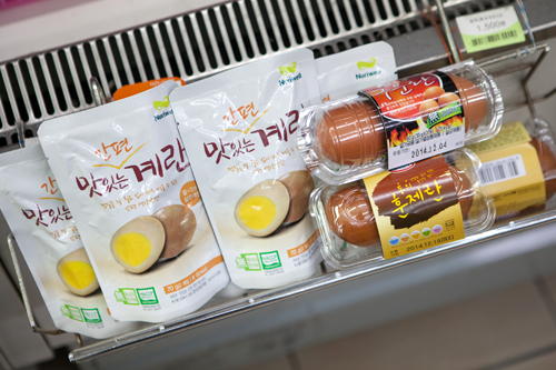 ゆで卵は、韓国ではチムジルバンでのおやつとしてはもちろん、普段の間食としても人気。コンビニでも手軽に購入でき、近頃はその種類も豊富になってきています。