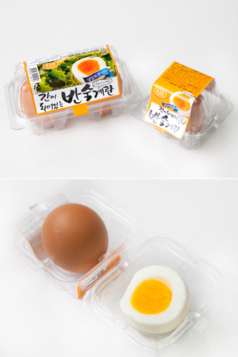 しっかり火が通った卵だけでなく、半熟卵（パンスッケラン）も販売。殻をむくと現れる真っ白の白身を割ると、とろっとやわらかい黄身が顔を出します。