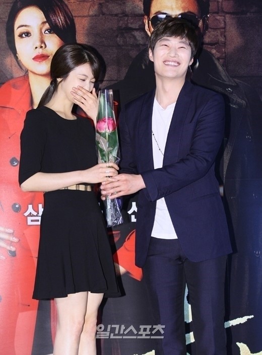 女優のキム・オクビン（左）と俳優のイ・ヒジュン（写真＝韓国日刊スポーツ）