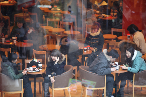 本格的な冬に突入した韓国。カフェチェーンなどでは、寒い今の季節にぴったりのスイーツが続々お目見えしています。季節限定で楽しめる話題のデザートをチェックしてみましょう！