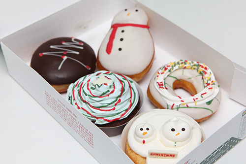 クリスマスをイメージしたスイーツも！「Ｋｒｉｓｐｙ　Ｋｒｅｍｅ（クリスピークリーム）」から発売されたかわいらしいドーナツは、売り切れになるほどの人気。２つの雪だるまが顔をだす「スノービレッジケーキ（３，０００ウォン）｣は韓国限定発売なので要チェック！