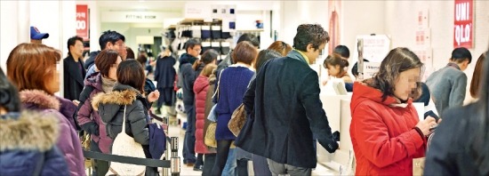 ユニクロのソウル小公洞（ソゴンドン）ロッテヤングプラザ店のレジが７日、消費者で混みあっている。（写真提供＝韓国経済新聞社）