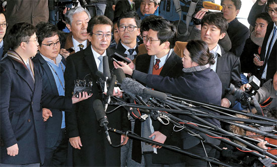 写真 記者に囲まれる 秘線論争 当事者 韓国 ソウル Joongang Ilbo 中央日報