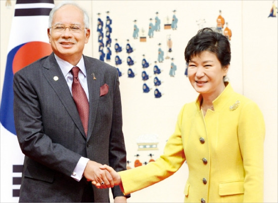 朴大統領が１０日、青瓦台で開かれた韓・マレーシア首脳会談の前、マレーシアのナジブ・ラザク首相と握手している。（写真提供＝韓国経済新聞社）