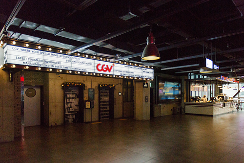 ４～９階は映画館・ＣＧＶ。映画のスクリーンには前面のみならず左右両側の壁にも映像を投影させる「スクリーンＸ」を採用しており、大迫力の映像を堪能できます。２４時間営業なので、観光後の遅い時間に訪れて今人気の映画を楽しむこともできます。