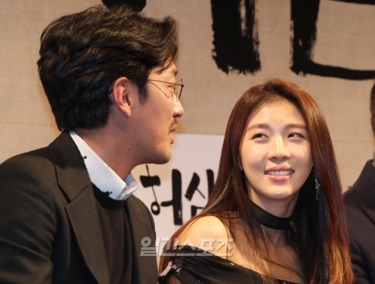 映画『許三観』の制作発表会に登場した俳優ハ・ジョンウ（左）と女優ハ・ジウォン。