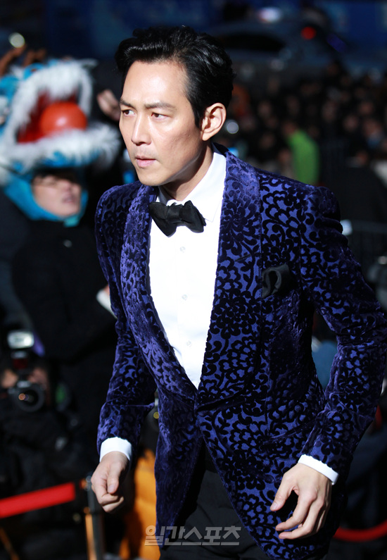 １７日、ソウル世宗（セジョン）文化会館で行われた青龍映画賞授賞式レッドカーペットイベントに登場した俳優のイ・ジョンジェ。